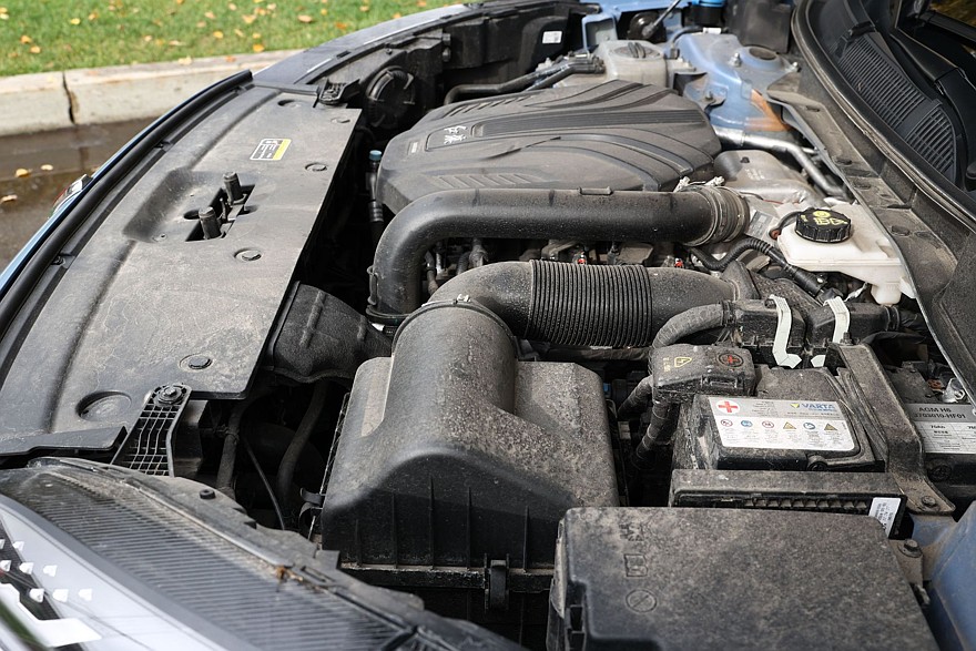 Красное знамя против четырёх колец: сравнительный тест Hongqi HS3 и Audi Q3