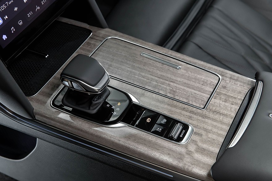 Крылатые габариты, немного эвкалипта и сила пользовательских настроек: тест-драйв Hongqi HS7