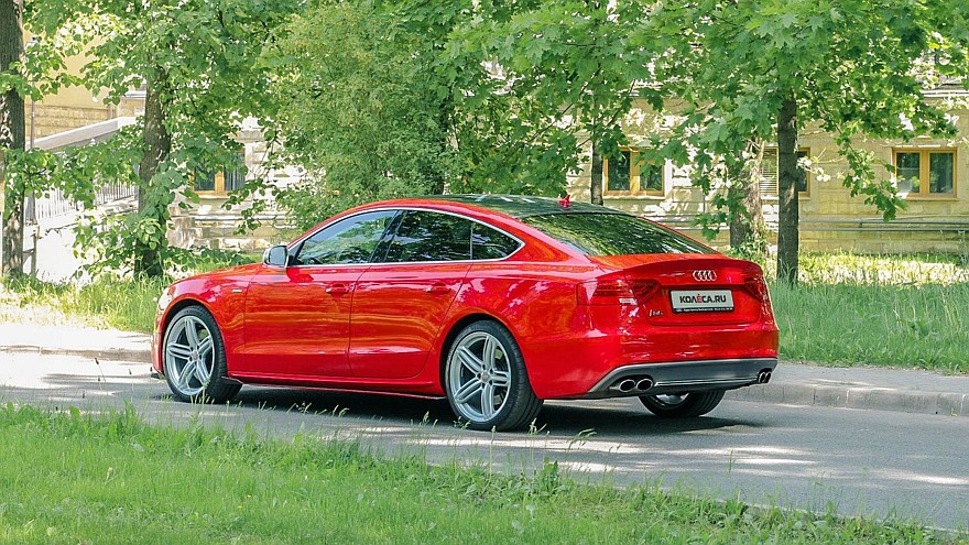 Audi A5 Sportback красная сбоку