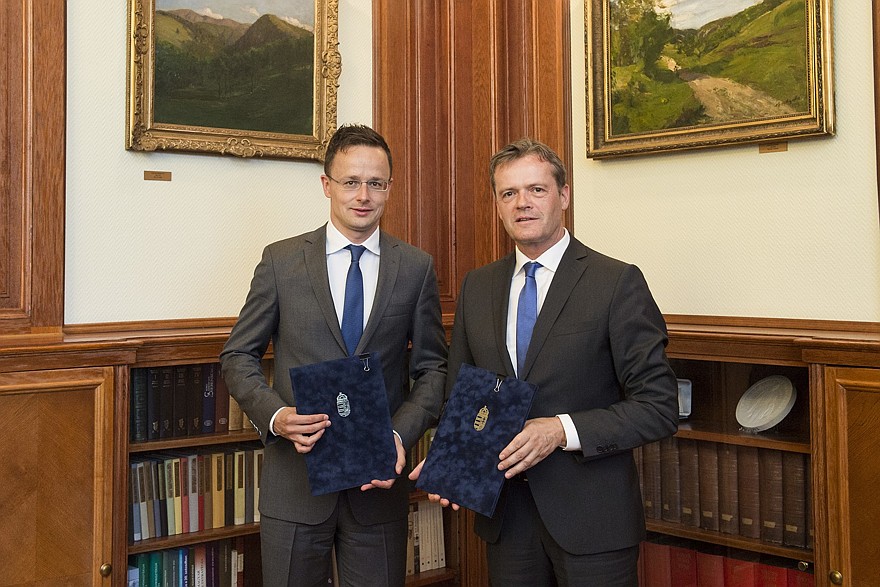 На фото: Маркус Шефер и министр иностранных дел и внешней торговли Венгрии Петер Сийярто (слева)