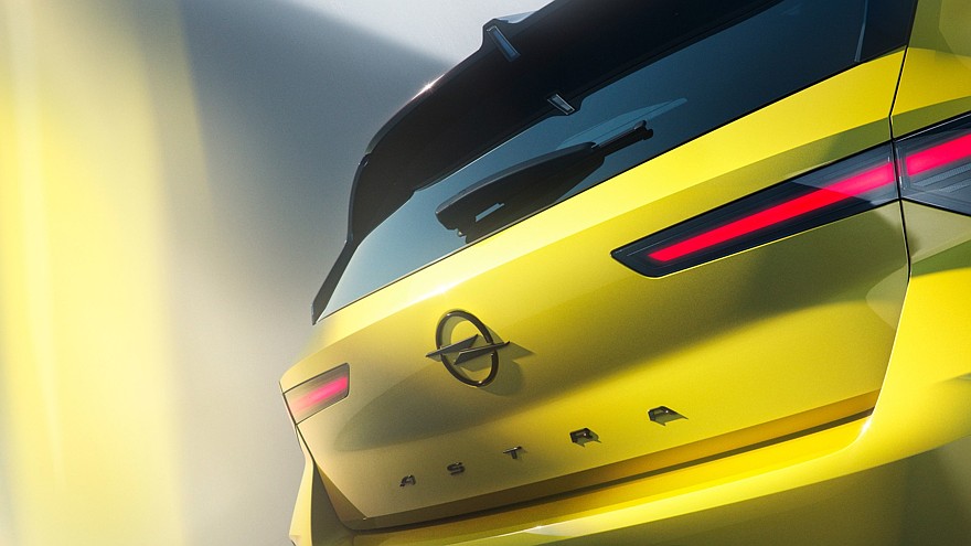 Обновлённый Opel Astra: премиальные фары, салон из вторсырья и батарейка побольше