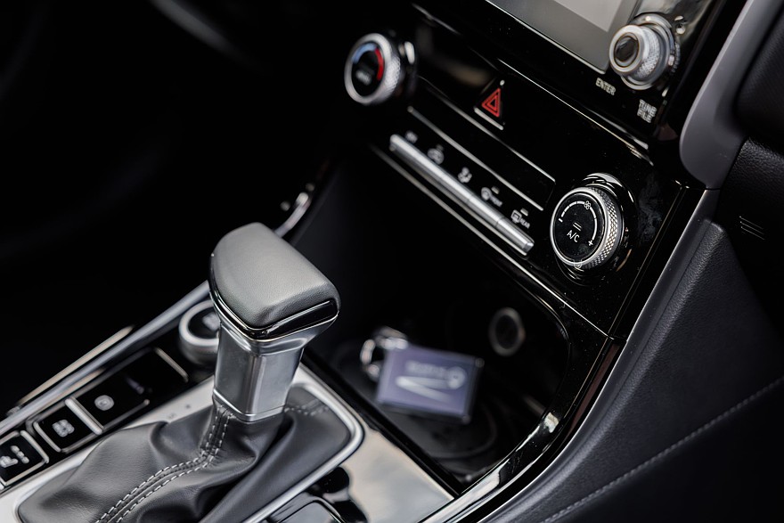 Электронные системы и панорамная крыша: изучаем комплектации Solaris HC