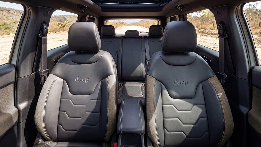 На фото: салон обновлённого Jeep Renegade Sahara