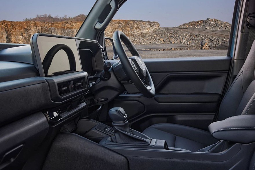 На фото: салон Toyota Land Cruiser FJ