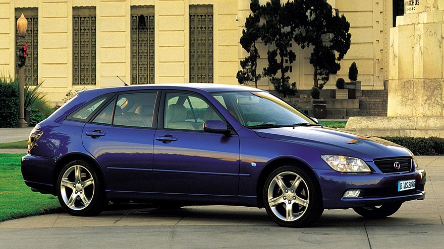 На фото: Lexus IS 300 SportCross '2001–05