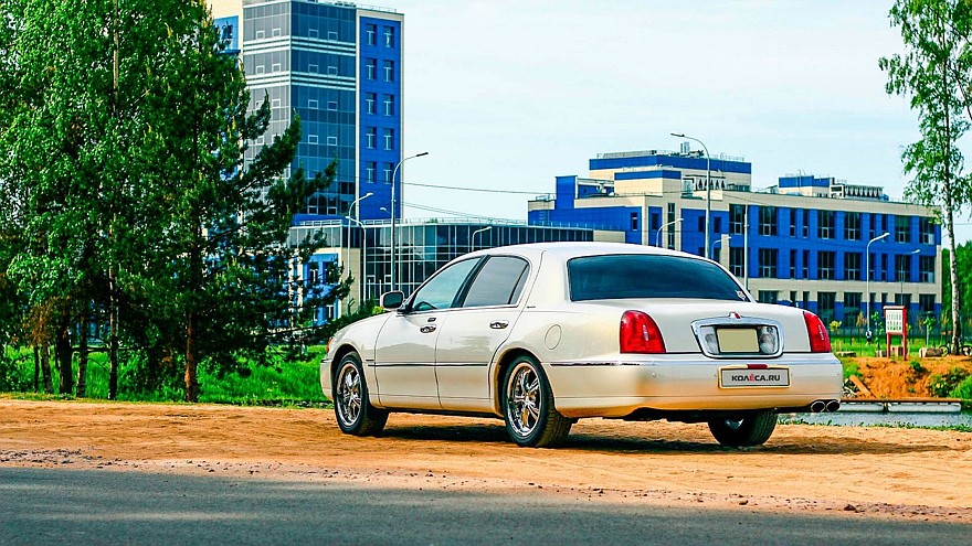 Lincoln Town Car III сзади (1)
