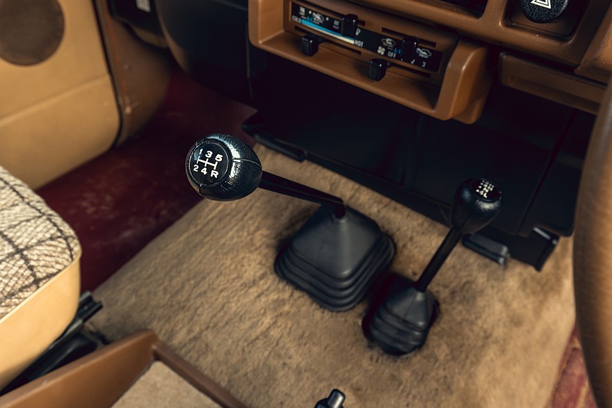 Nissan 160/260 внутри оставался незатейливым