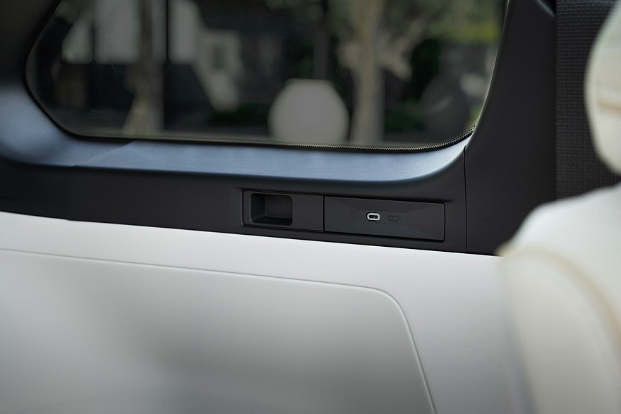 На фото: салон Toyota Highlander нового поколения