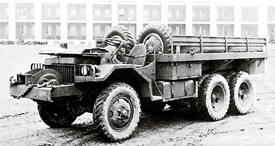 На фото: Низкопрофильный грузовик Studebaker LA с открытой кабиной. 1942 год