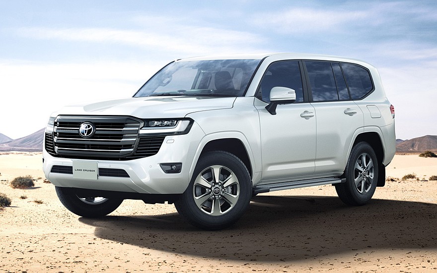 На фото: посвежевший внедорожник Toyota Land Cruiser 300 в исполнении GX