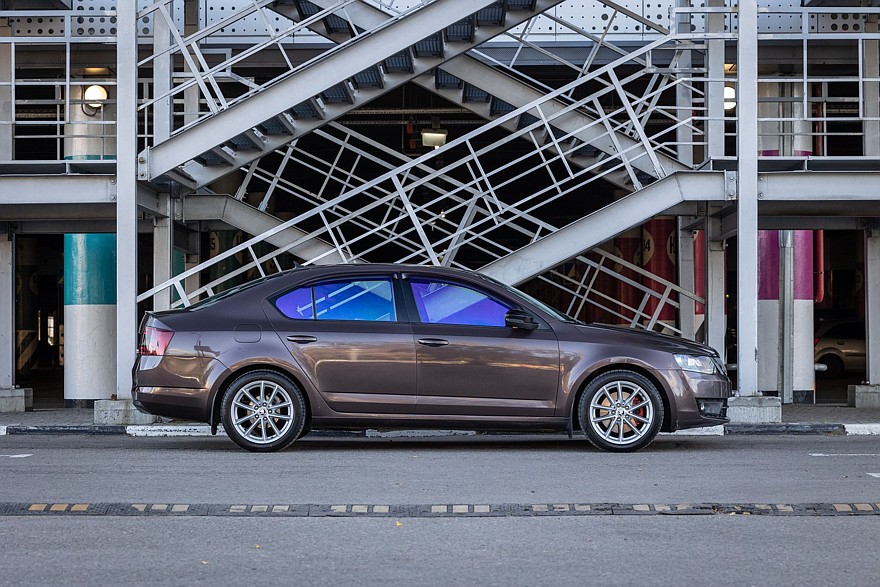 Skoda Octavia A7 с пробегом: ржавые пороги, дыры в дверях и комфортный салон из пластика