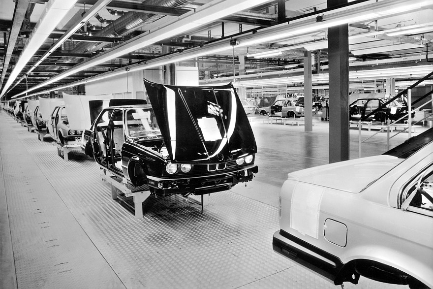 Производство BMW 3 серии поколения E30 на заводе в Регенсбурге в 1987 году