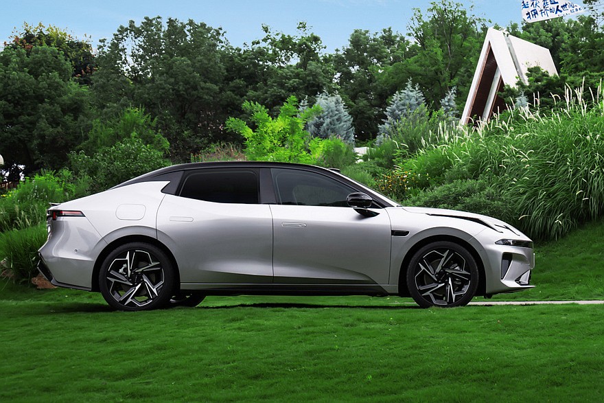 Актуальный седан Lynk & Co 07