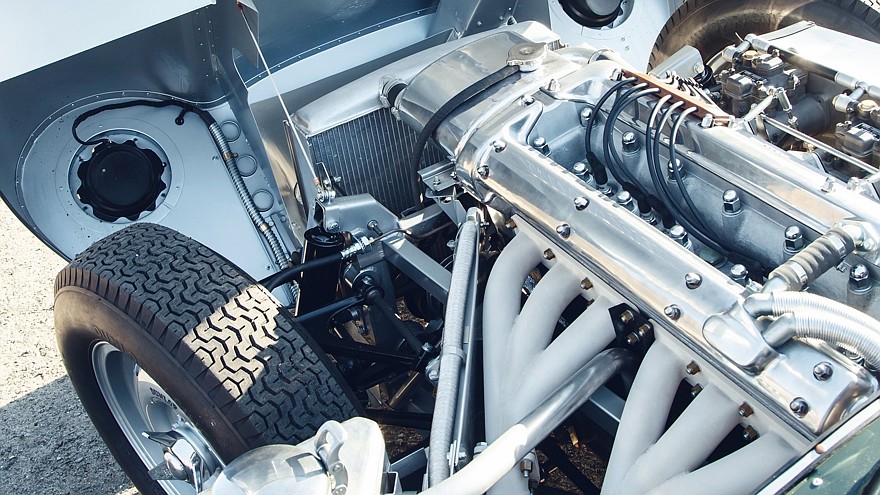 На фото: двигатель Jaguar XKSS Continuation