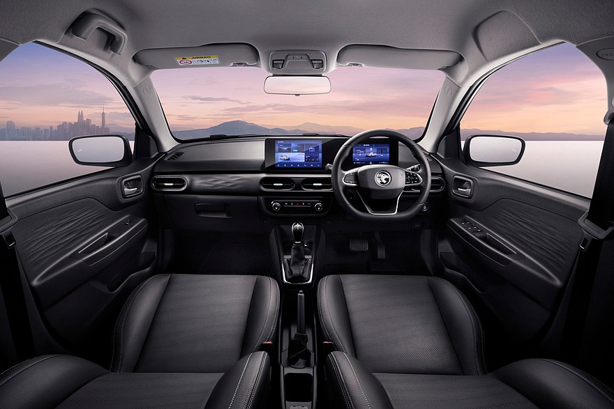 На фирменных картинках Proton демонстрирует интерьер лишь топовой версии Saga. У базового седана вместо экрана мультимедиа — просто сенсорные кнопки для управления радио