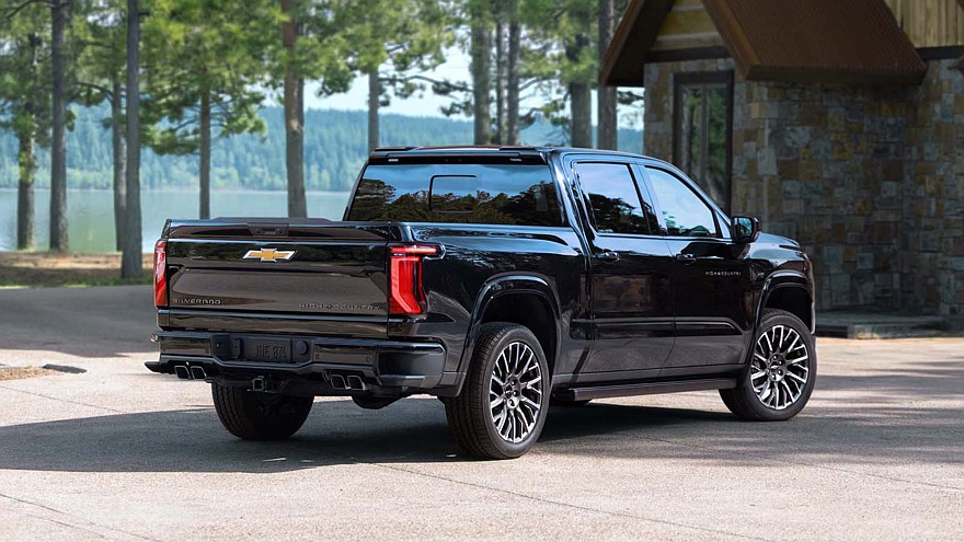 На фото: новый Chevrolet Silverado High Country