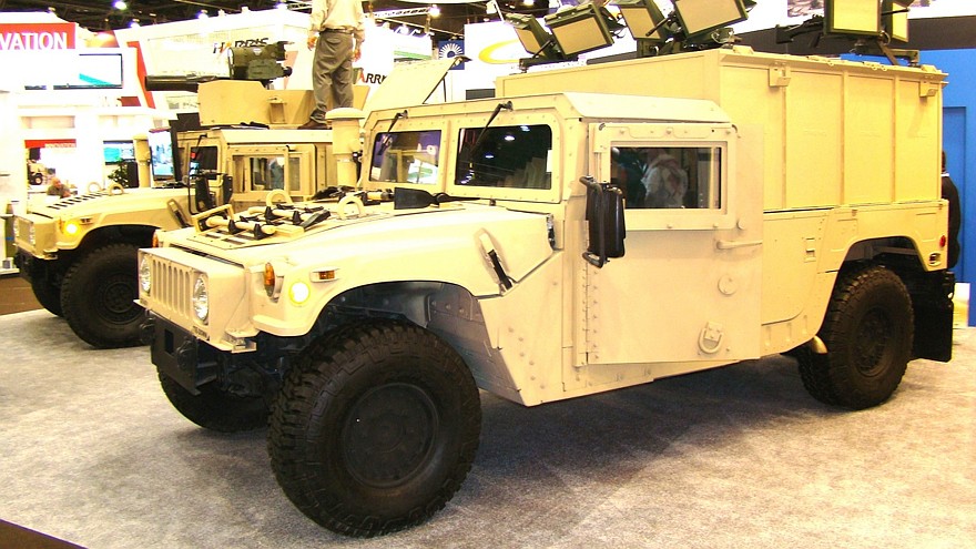 Машина М1152А1 со шкворневыми установками для пулеметов на бортах кузова (фото автора)