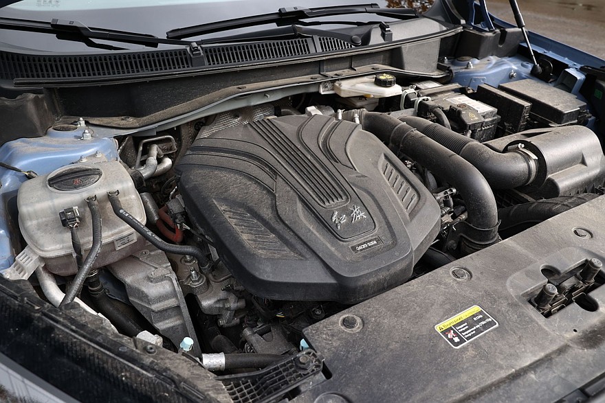 Красное знамя против четырёх колец: сравнительный тест Hongqi HS3 и Audi Q3