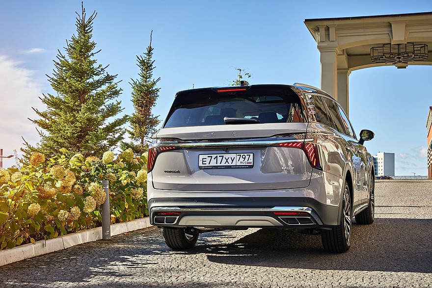 Крылатые габариты, немного эвкалипта и сила пользовательских настроек: тест-драйв Hongqi HS7