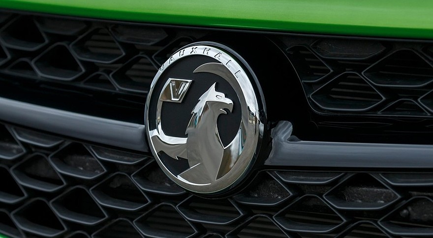 На фото: логотип Vauxhall