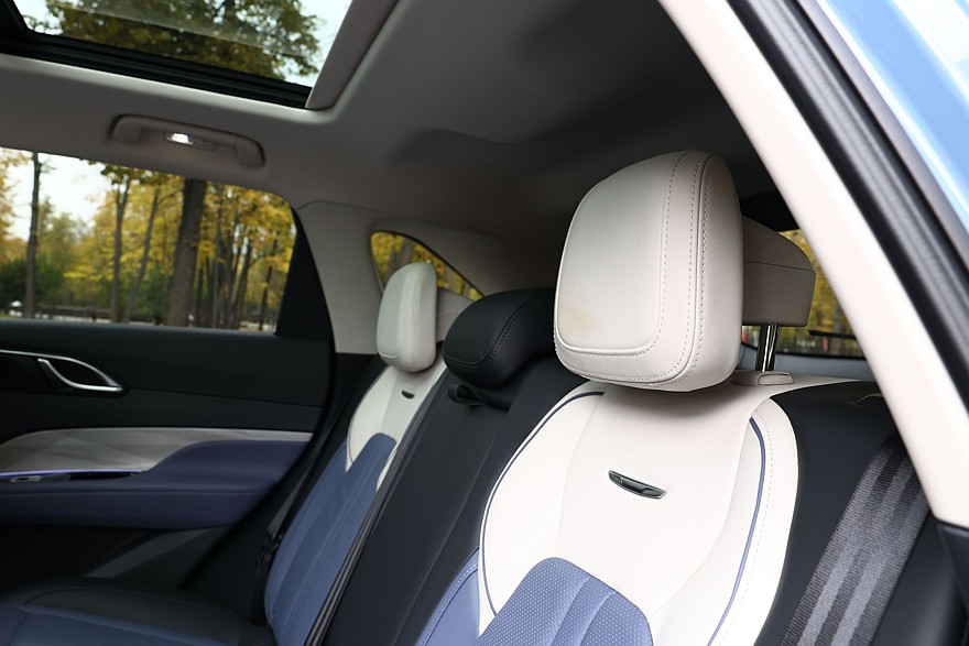 Красное знамя против четырёх колец: сравнительный тест Hongqi HS3 и Audi Q3