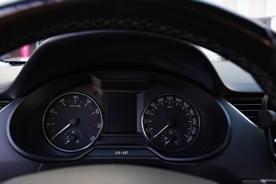 Skoda Octavia A7 с пробегом: ржавые пороги, дыры в дверях и комфортный салон из пластика