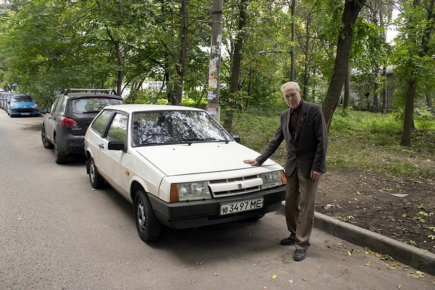 84-летний первый владелец этого автомобиля. За двадцать с лишним лет он сохранил «восьмерку» практически в первозданном виде