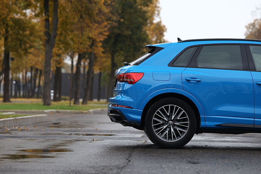 Красное знамя против четырёх колец: сравнительный тест Hongqi HS3 и Audi Q3