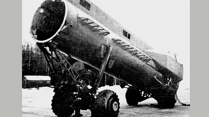 Установка 9П116 на электромотор-колесах с контейнером для крылатой ракеты