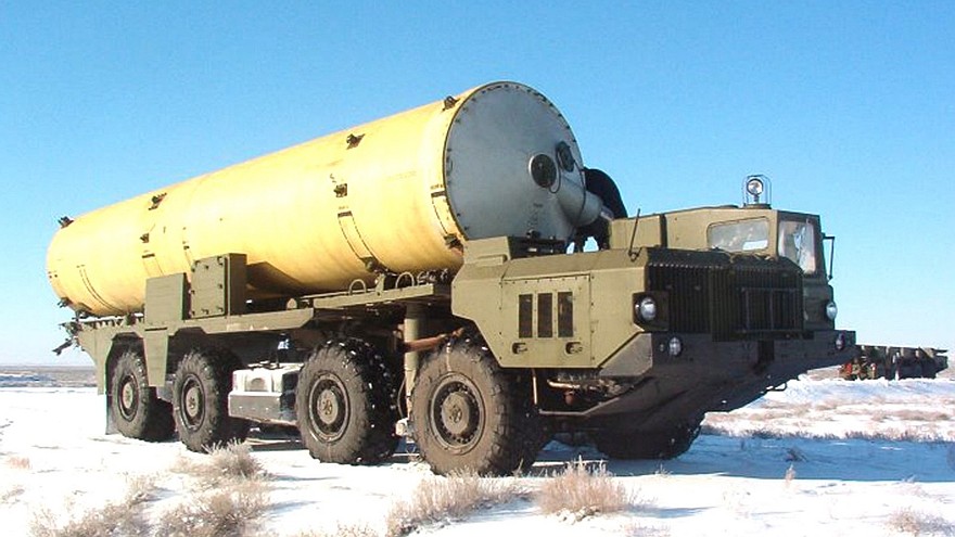 Автомобиль МАЗ-543М с оснащением для транспортировки и перегрузки ракет системы ПРО (фото Р. Белозерского)