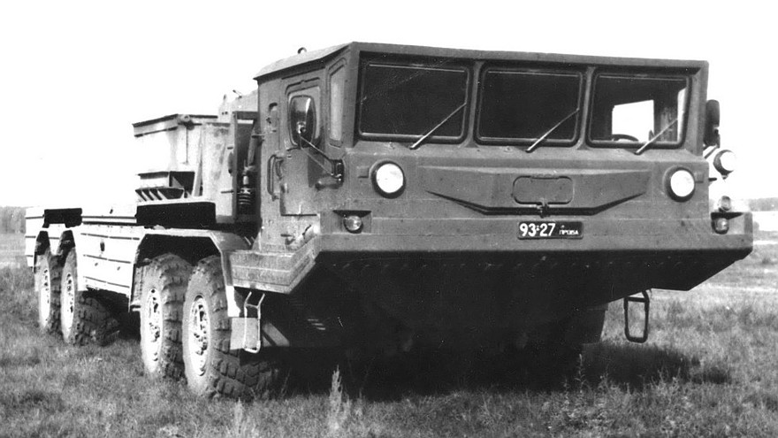 Шасси БАЗ-6951П с двумя двигателями под грузовой платформой (из архива Н. Щербакова)