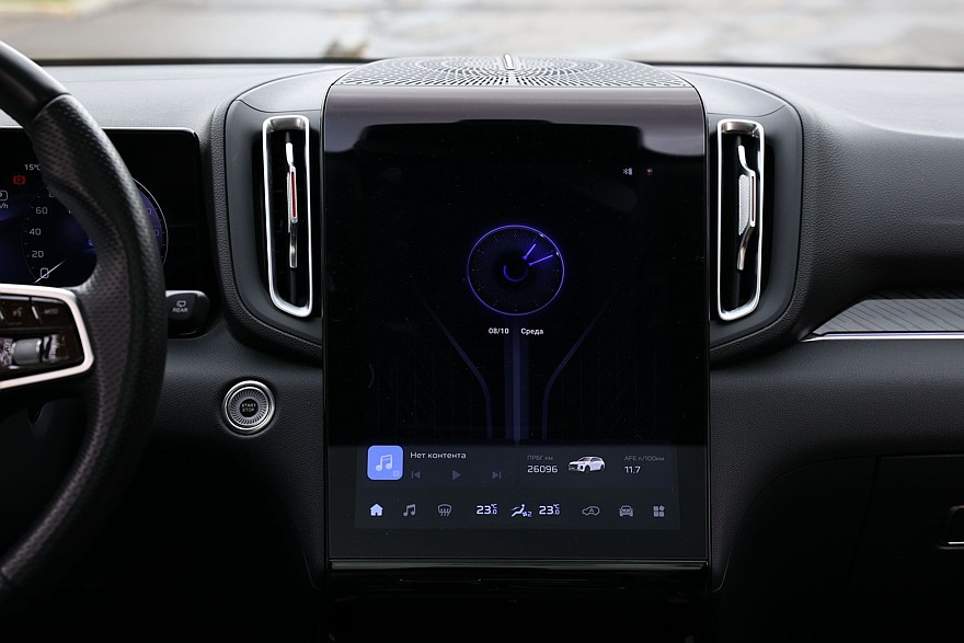 Красное знамя против четырёх колец: сравнительный тест Hongqi HS3 и Audi Q3