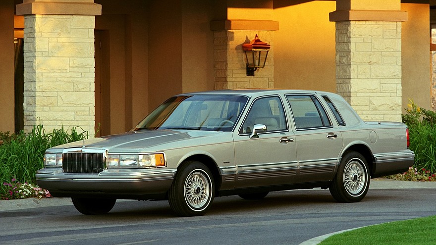 На фото: Lincoln Town Car '1990–92