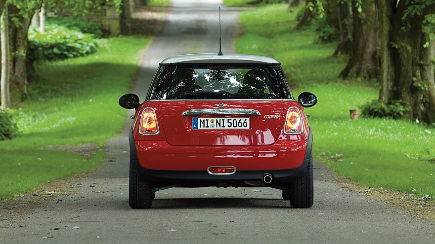 Mini Cooper (R56) '2006–10 красный сзади