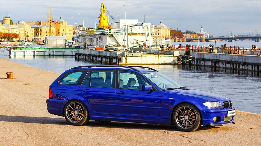 BMW e46 touring синий вид сбоку