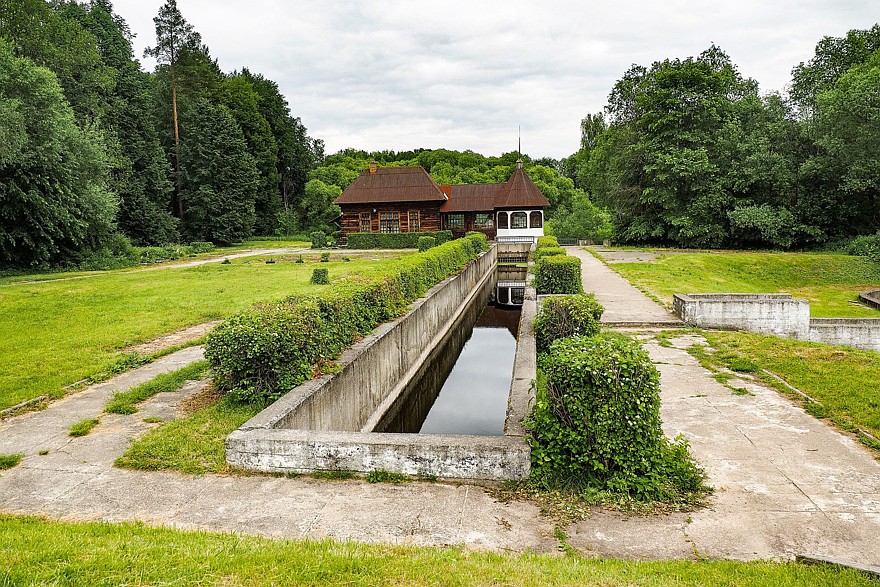 По Волоколамскому шоссе: первая ГЭС, две усадьбы и «штурмгешутц»