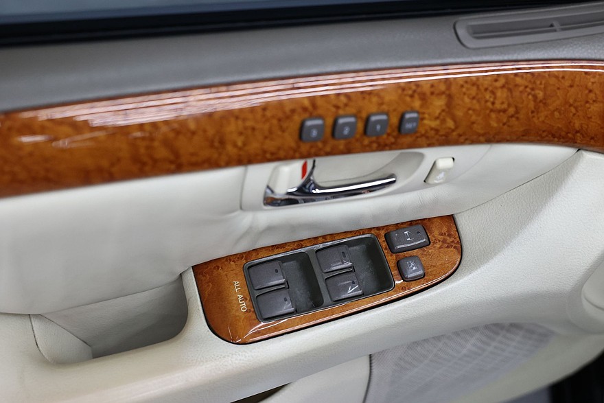 Обильная отделка деревом – это действительно натуральный шпон, а не имитация