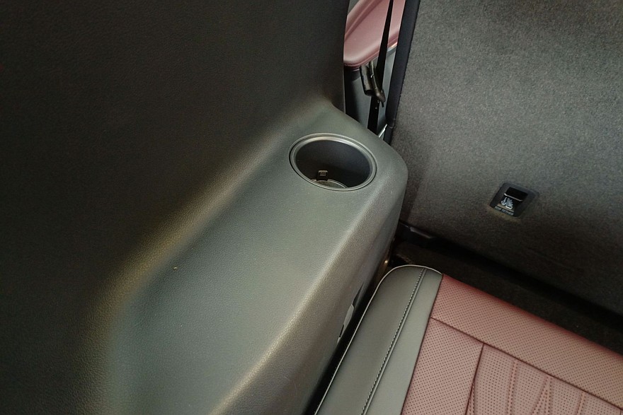 Крылатые габариты, немного эвкалипта и сила пользовательских настроек: тест-драйв Hongqi HS7