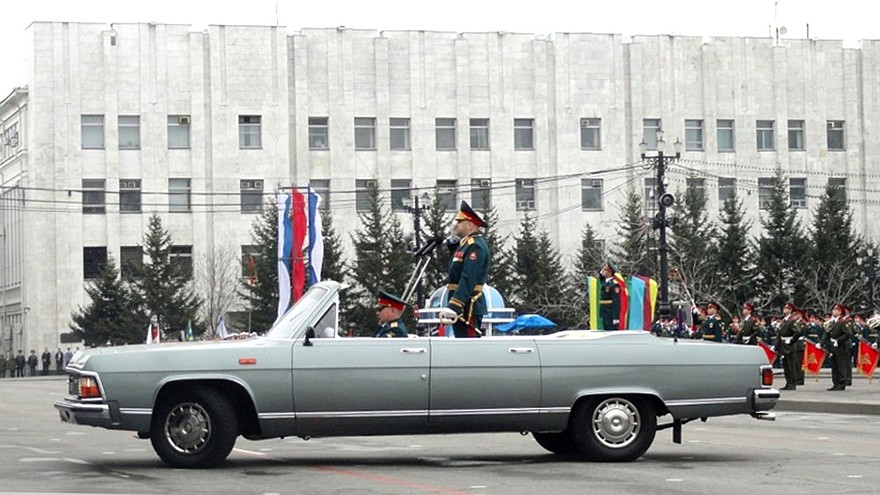 Открытая «Чайка» ГАЗ-14-05 на торжественном параде в Хабаровске