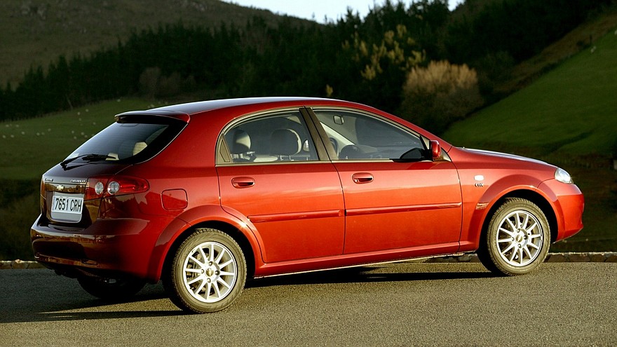 На фото: Chevrolet Lacetti Hatchback CDX '2004–13б