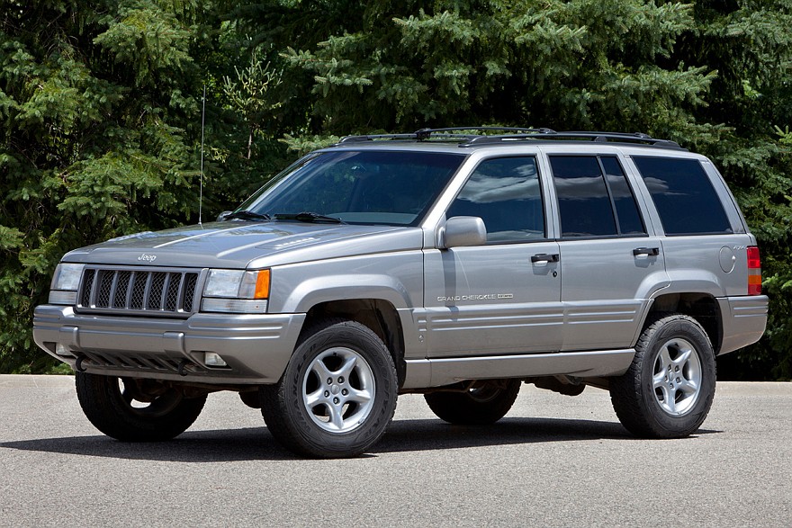 Снаружи опознать Jeep Grand Cherokee 5,9 Limited можно было по колесным дискам и характерной сетке в решетке радиатора