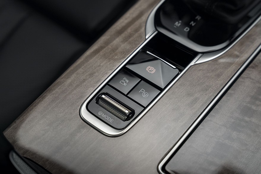 Крылатые габариты, немного эвкалипта и сила пользовательских настроек: тест-драйв Hongqi HS7