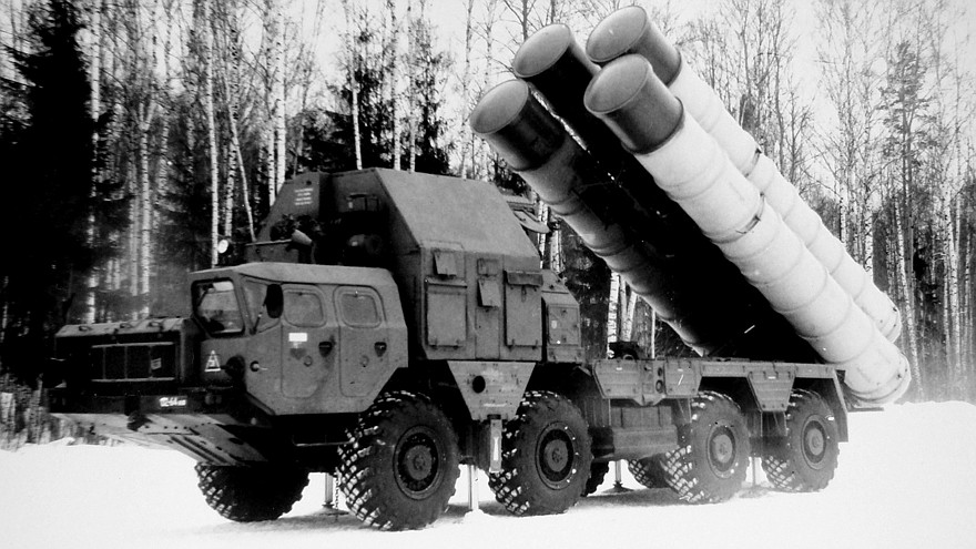 Первая пусковая установка 5П85С комплекса С-300ПС на шасси МАЗ-543М (из архива НИИЦ АТ)