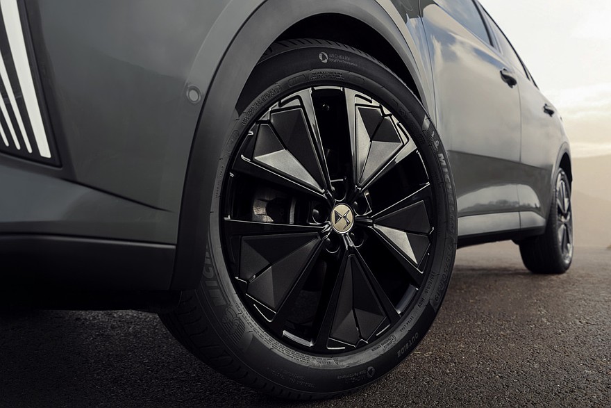 На фото: DS 7 Performance Line