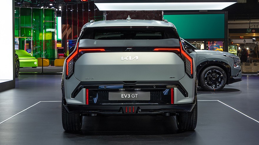 На фото: Kia EV3 GT