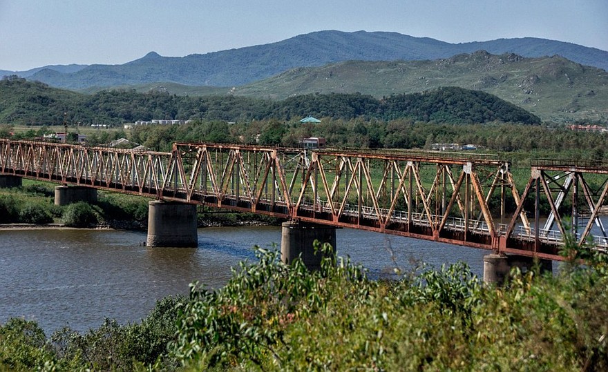 На фото: железнодорожный мост через реку Туманная