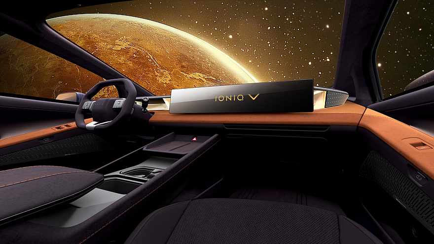 На фото: салон Hyundai Ioniq V