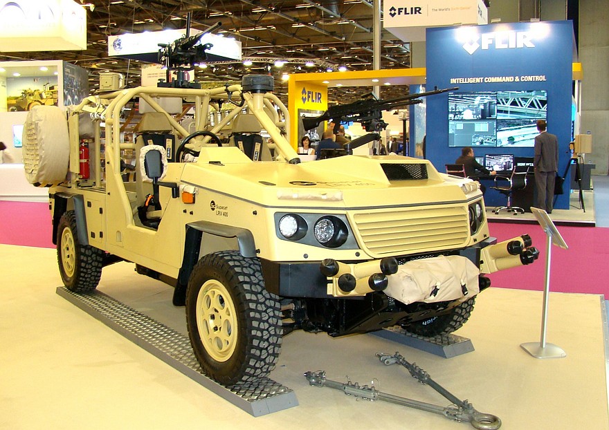Открытый боевой автомобиль Supacat LRV-400 Mk-2 с двумя пулеметами