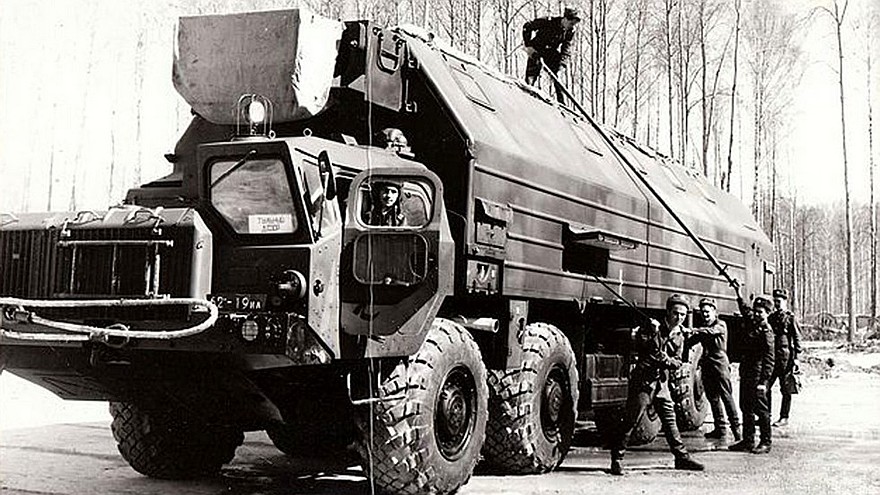Машина боевого дежурства с вместительным обитаемым кузовом на шасси МАЗ-543М