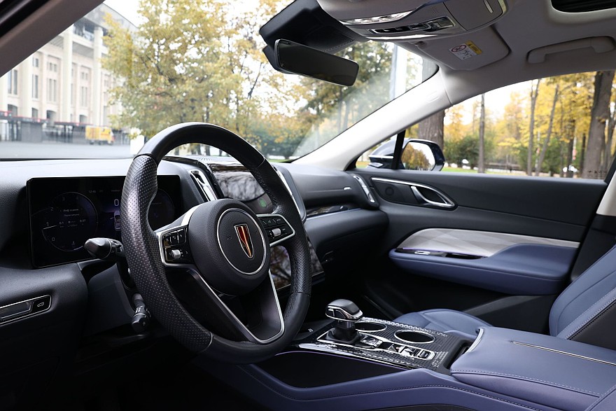 Красное знамя против четырёх колец: сравнительный тест Hongqi HS3 и Audi Q3